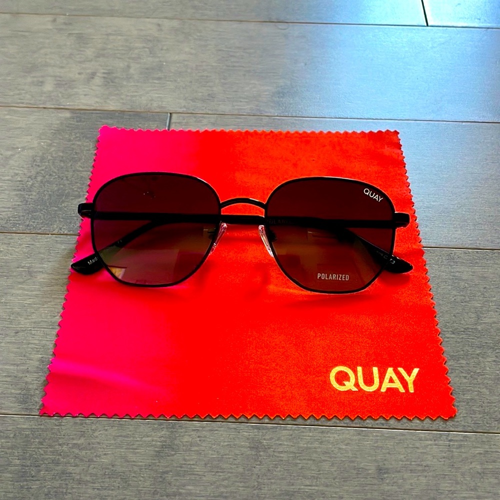 QUAY Big Time round sunglasses with polarized lenses Black NWT